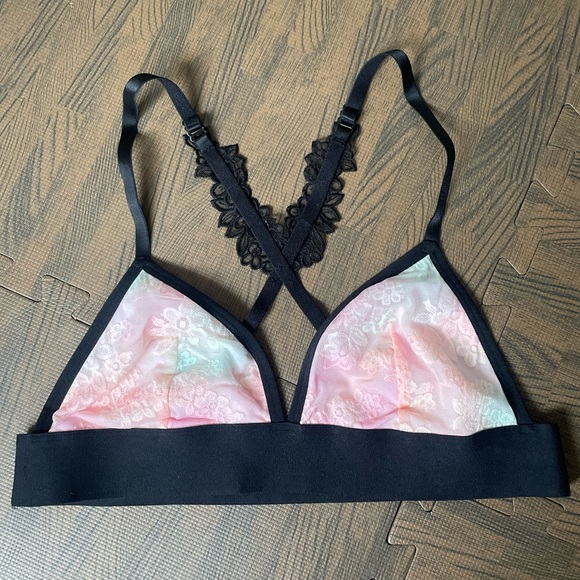 NWOT PINK Victoria’s Secret Daisy Lace Bralette, Ombré Pink/Black - Picture 4 of 10